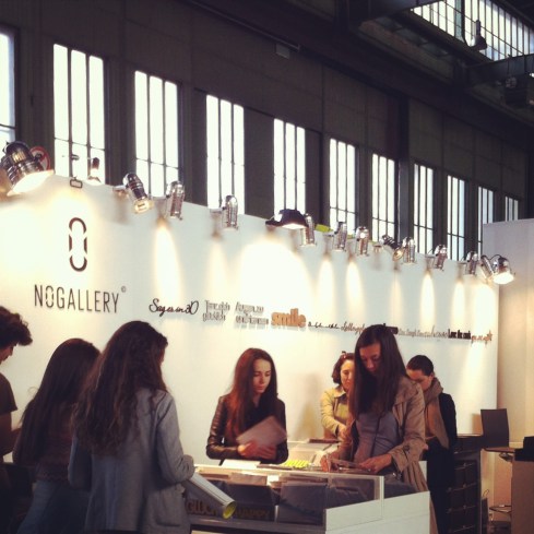 Sag Es In 3D by No Gallery